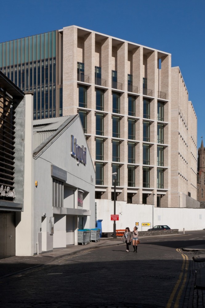 Dundee House / Reiach and Hall Architects