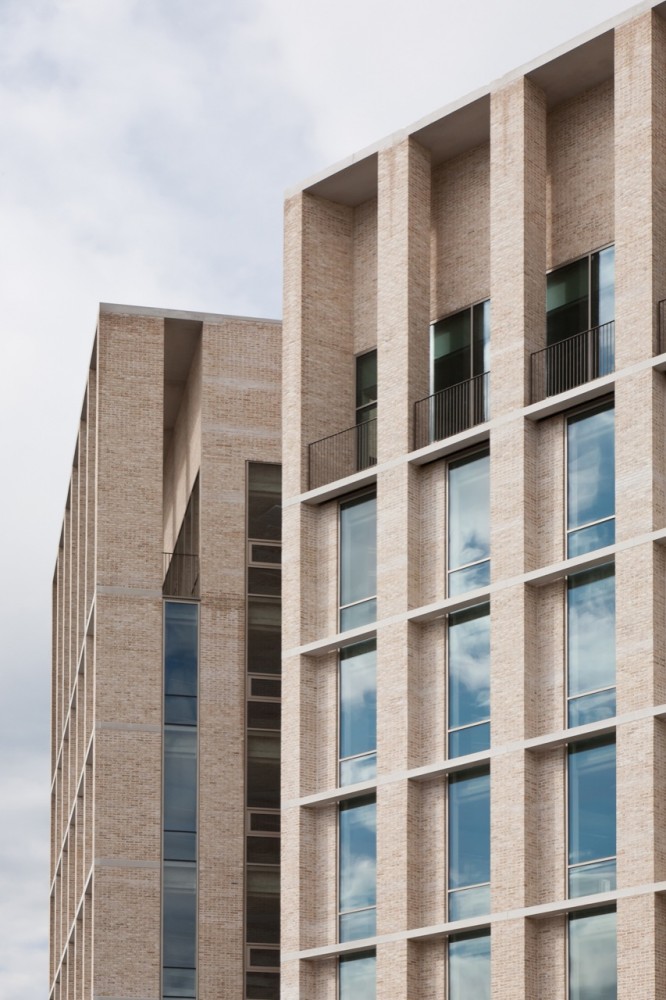 Dundee House / Reiach and Hall Architects