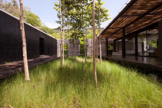 Botanica Sales Office & Showrooms / Vin Varavarn Architects (21)