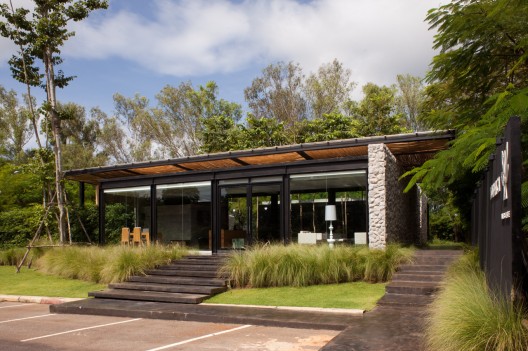 Botanica Sales Office & Showrooms / Vin Varavarn Architects (16)