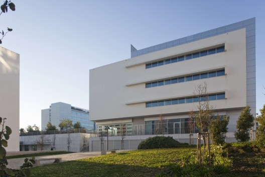Pragal Civic Center and Almada Business Hotel / NLA - Nuno Leónidas Arquitectos (4)