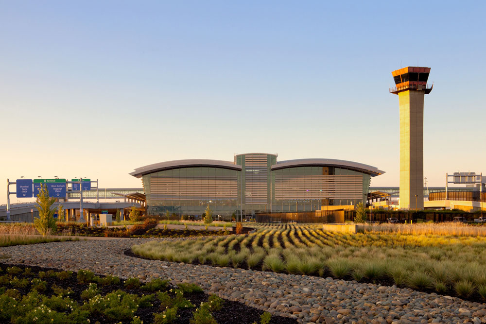 Sacramento International Airport / Corgan Associates with Fentress Architects
