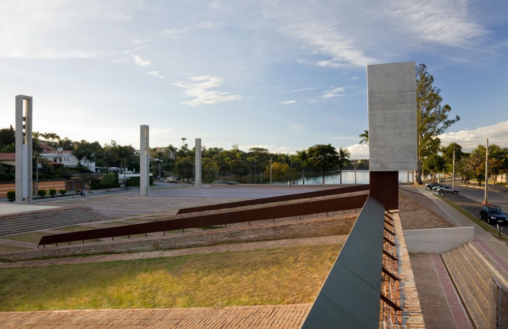Pampulha Square / Arquitetos Associados