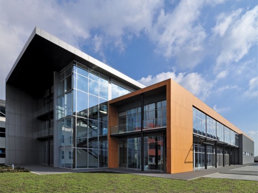 Pin Computers office building / Kuzmanov and Partners