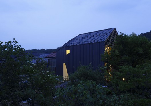 House in Kaga / AE5 partners (1)