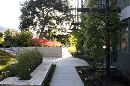 Casa Nueva: Working in the Garden / Van Atta Associates (5)