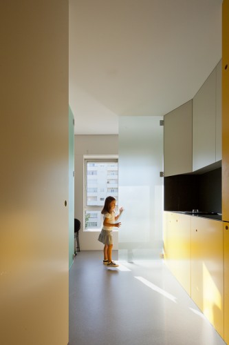 Yellow Apartment Renovation / Pedro Varela & Renata Pinho (28)