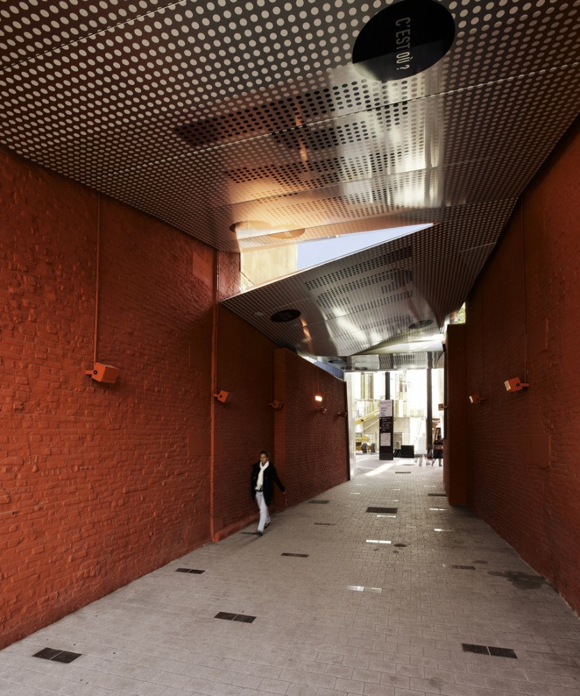 Covered Pedestrian Crossing / Atelier 9.81