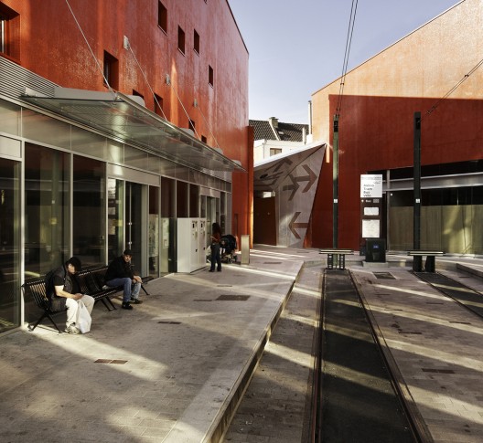 Covered Pedestrian Crossing / Atelier 9.81 (2)