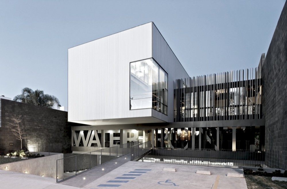 Water Point Aquatic Center / AD11