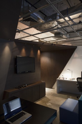 D3 Interactive Environment / Estudio Guto Requena + i|o Design (11)
