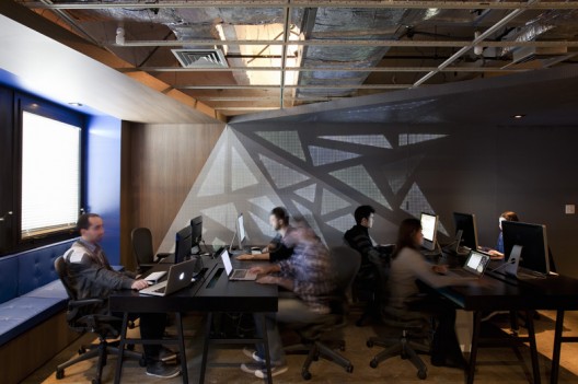 D3 Interactive Environment / Estudio Guto Requena + i|o Design (6)