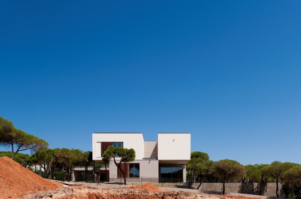 House in Praia Verde / Nelson Resende Arquitecto