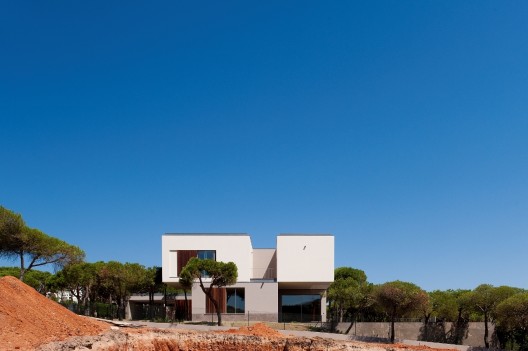 House in Praia Verde / Nelson Resende Arquitecto (1)