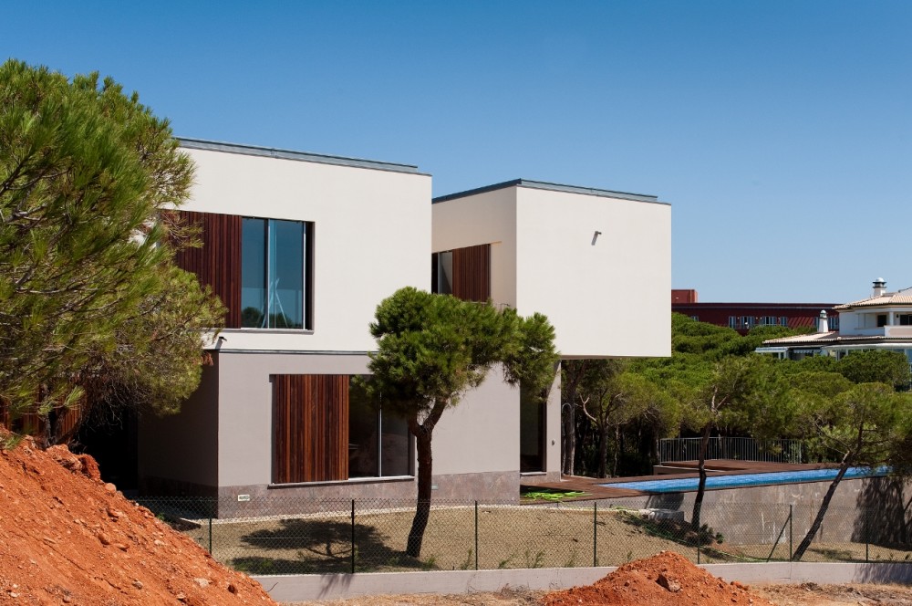 House in Praia Verde / Nelson Resende Arquitecto