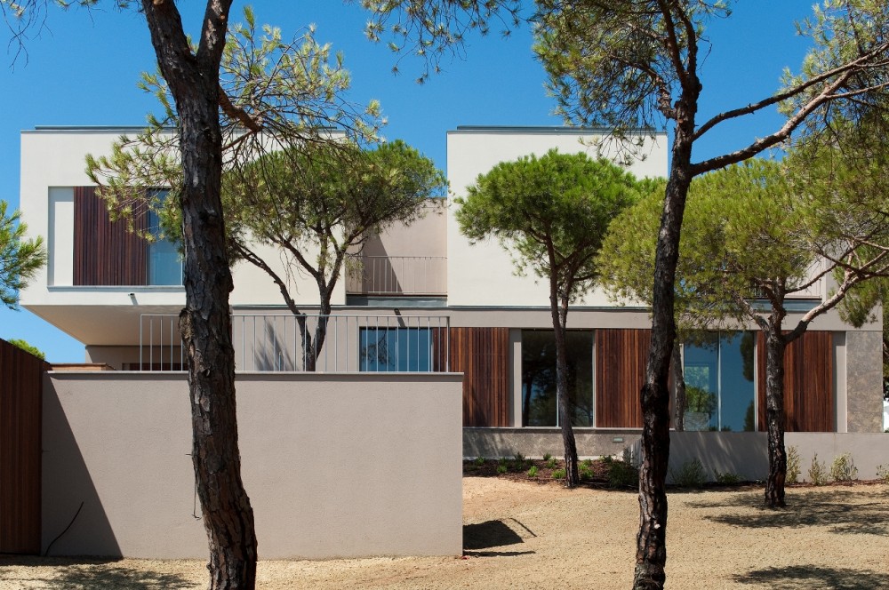 House in Praia Verde / Nelson Resende Arquitecto