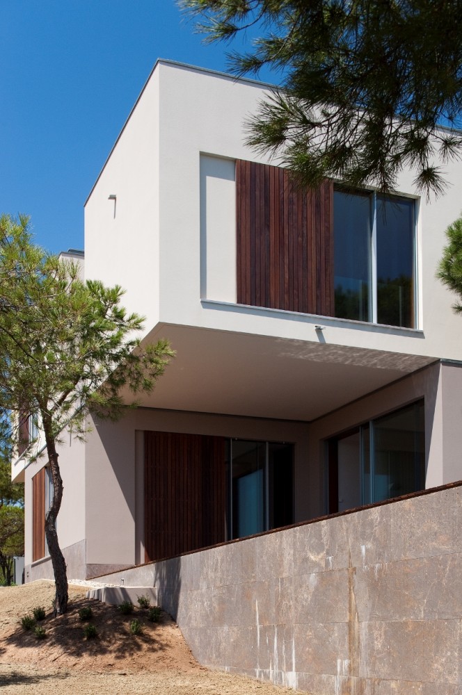 House in Praia Verde / Nelson Resende Arquitecto