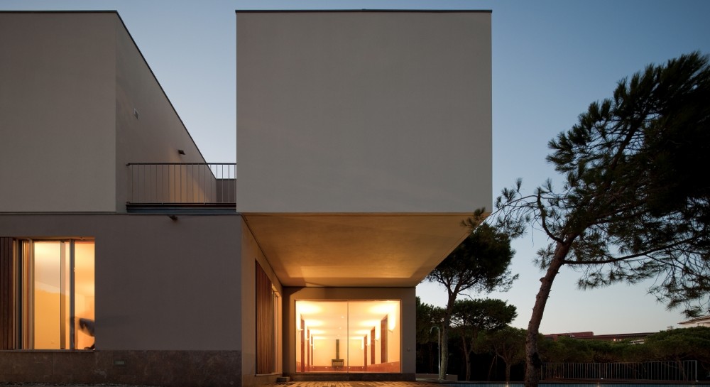 House in Praia Verde / Nelson Resende Arquitecto