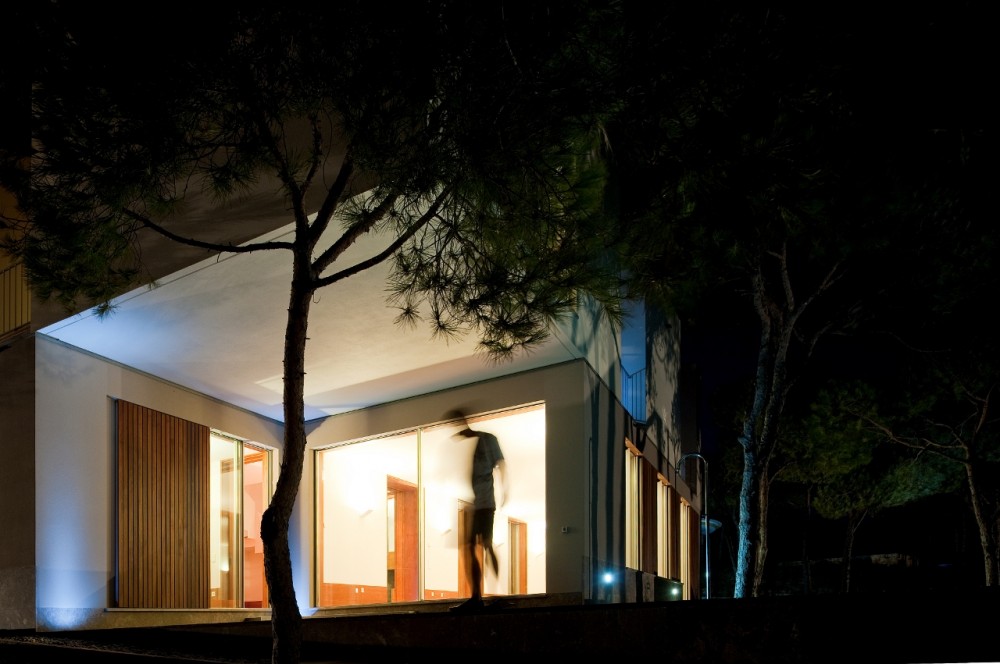 House in Praia Verde / Nelson Resende Arquitecto