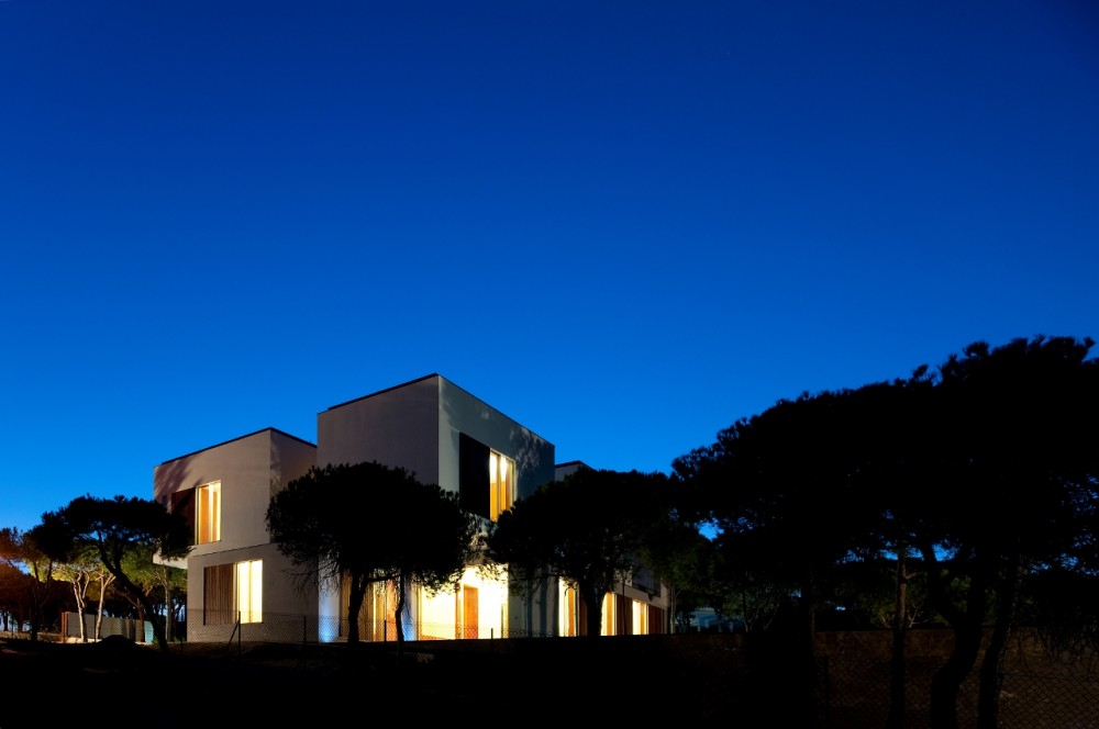 House in Praia Verde / Nelson Resende Arquitecto