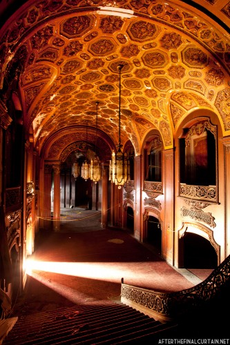 After the Final Curtain : Abandoned Theaters / Matt Lambros