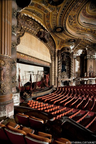 After the Final Curtain : Abandoned Theaters / Matt Lambros