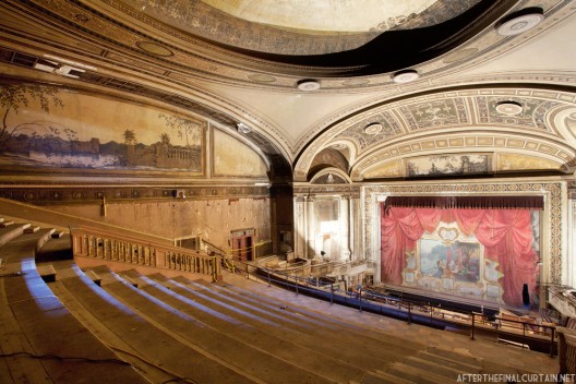 After the Final Curtain : Abandoned Theaters / Matt Lambros
