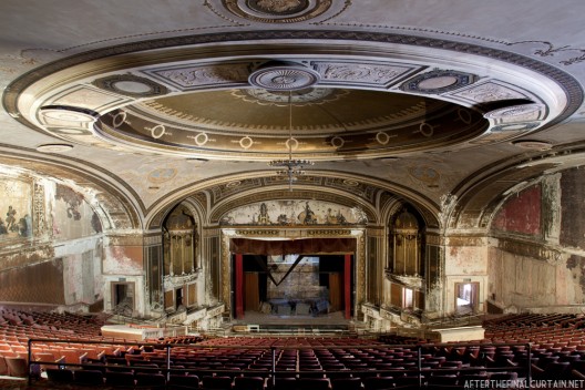 After the Final Curtain : Abandoned Theaters / Matt Lambros