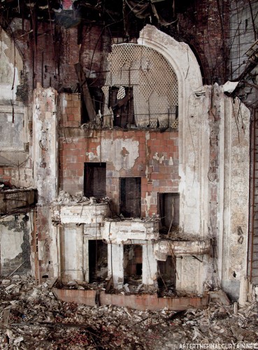 After the Final Curtain : Abandoned Theaters / Matt Lambros