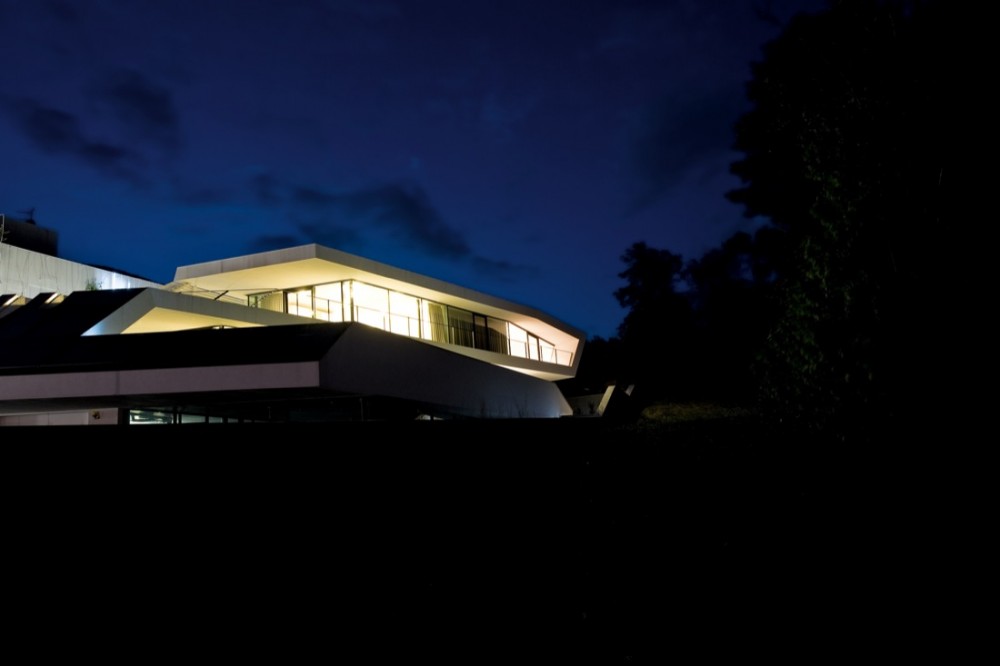 Giacomuzzi Commercial Building / monovolume architecture + design
