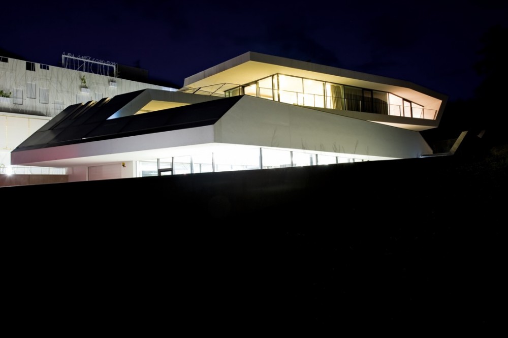Giacomuzzi Commercial Building / monovolume architecture + design