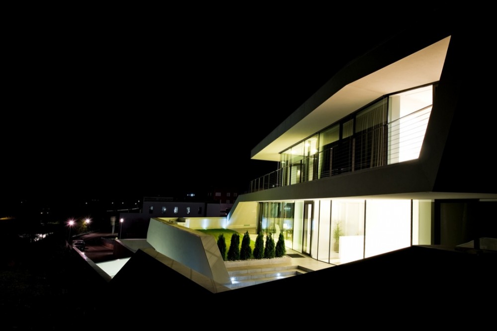 Giacomuzzi Commercial Building / monovolume architecture + design