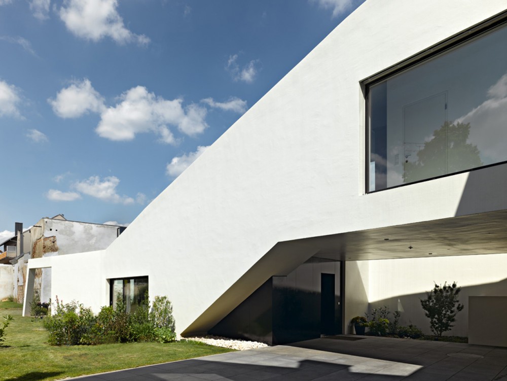 White Monolith / LOSTINARCHITECTURE