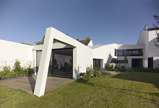 White Monolith / LOSTINARCHITECTURE (9)