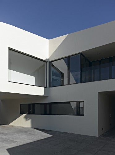 White Monolith / LOSTINARCHITECTURE (7)