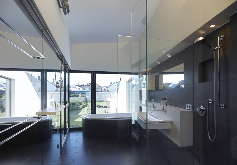 White Monolith / LOSTINARCHITECTURE
