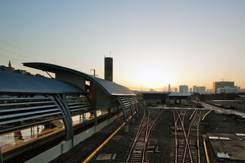 Cidade Nova Metro Station and Footbridge / JBMC Architecture