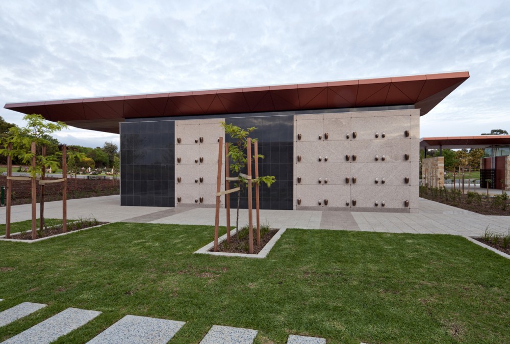 Enfield Mausoleum Extension / Greenway Architects