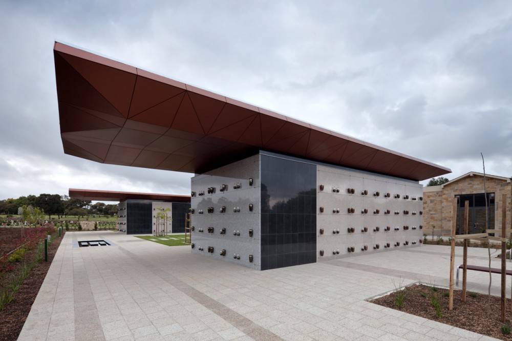 Enfield Mausoleum Extension / Greenway Architects