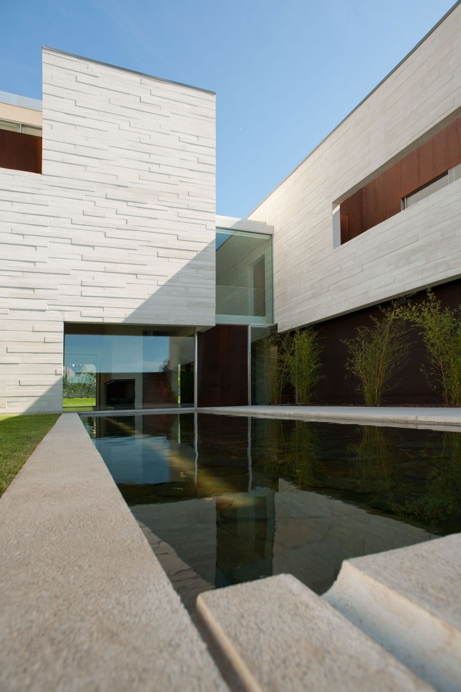 House in Aldoar / Topos Atelier de Arquitectura