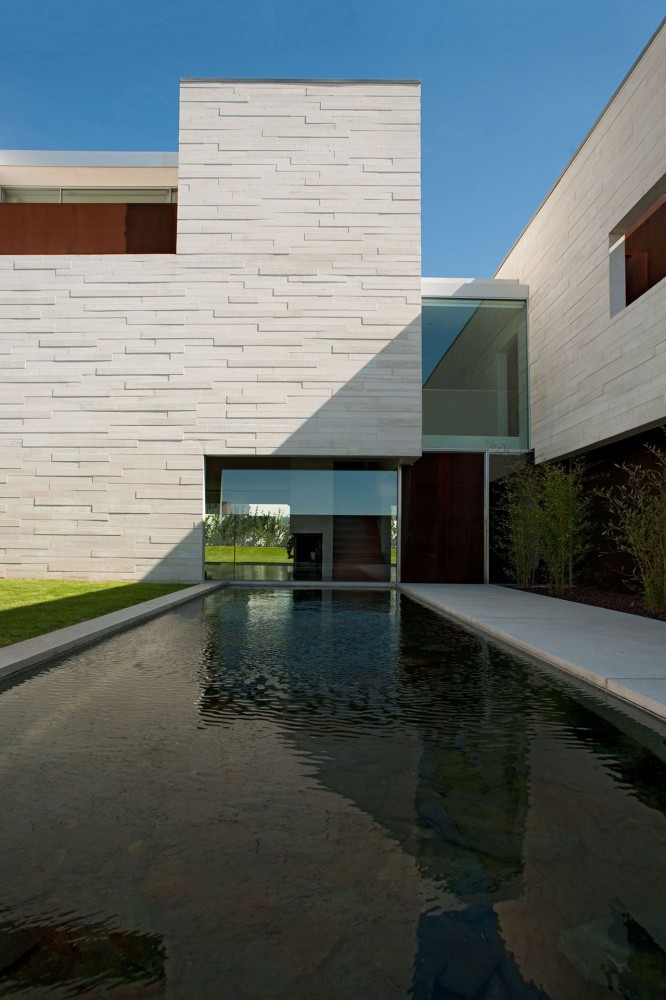 House in Aldoar / Topos Atelier de Arquitectura