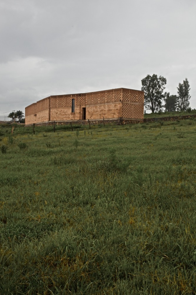 Pilgrim Route Refuge / Luis Aldrete