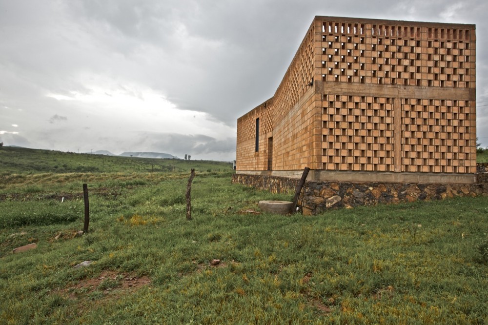 Pilgrim Route Refuge / Luis Aldrete