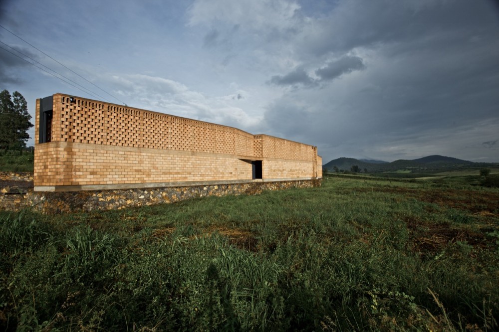 Pilgrim Route Refuge / Luis Aldrete