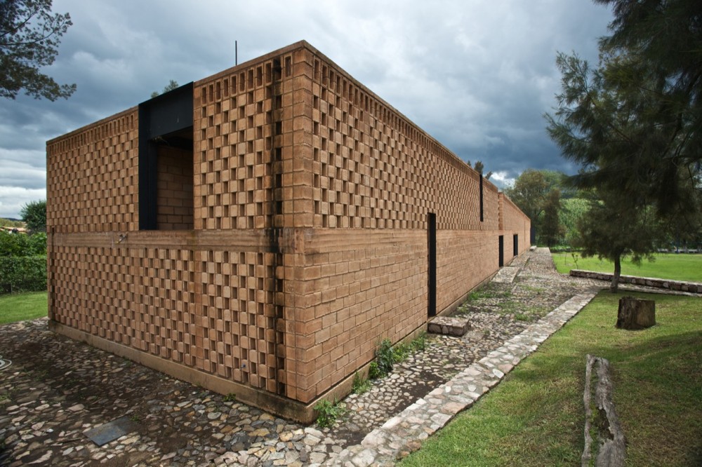 Pilgrim Route Refuge / Luis Aldrete