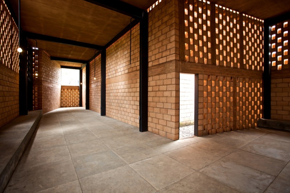 Pilgrim Route Refuge / Luis Aldrete