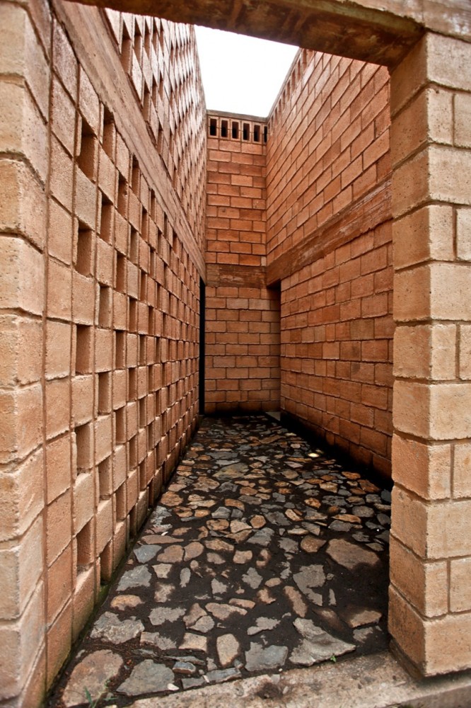 Pilgrim Route Refuge / Luis Aldrete