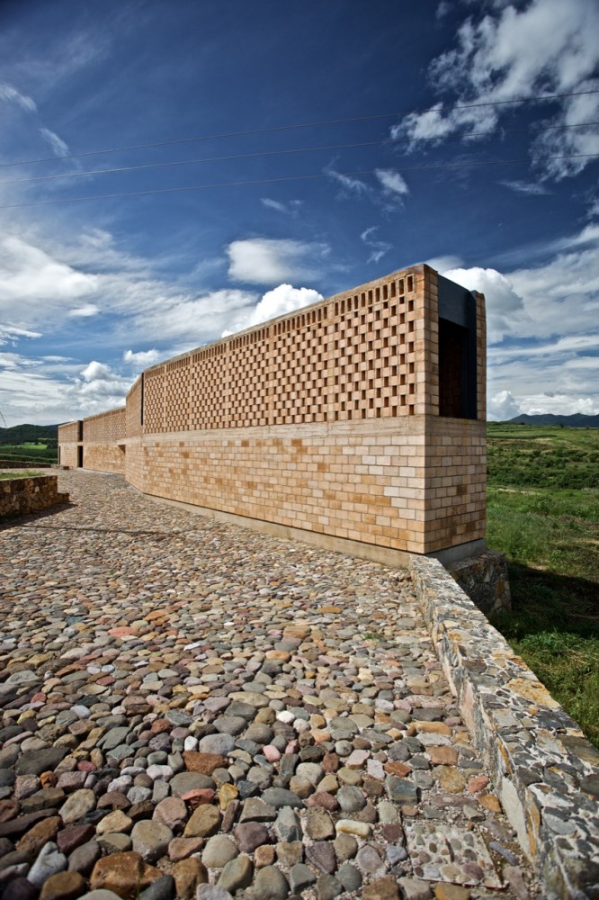Pilgrim Route Refuge / Luis Aldrete