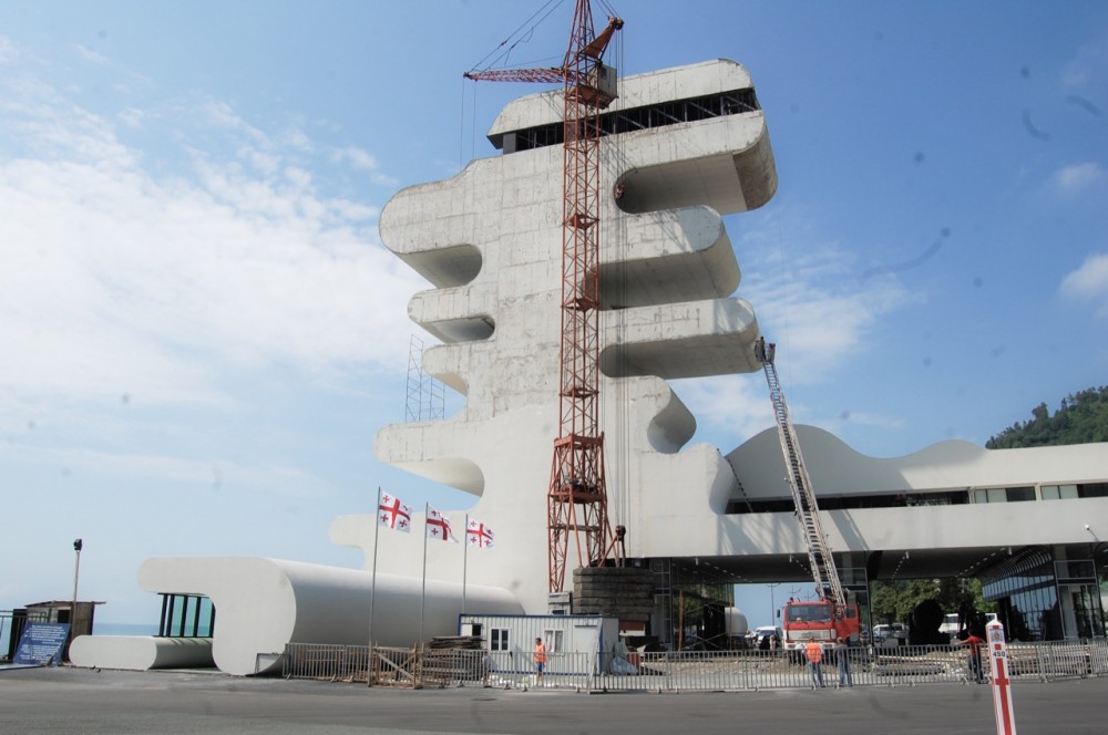 Sarpi Border Checkpoint in Georgia / J. Mayer H. Architects