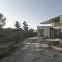 Hillside Habitat / Edwards Moore © Peter Bennetts